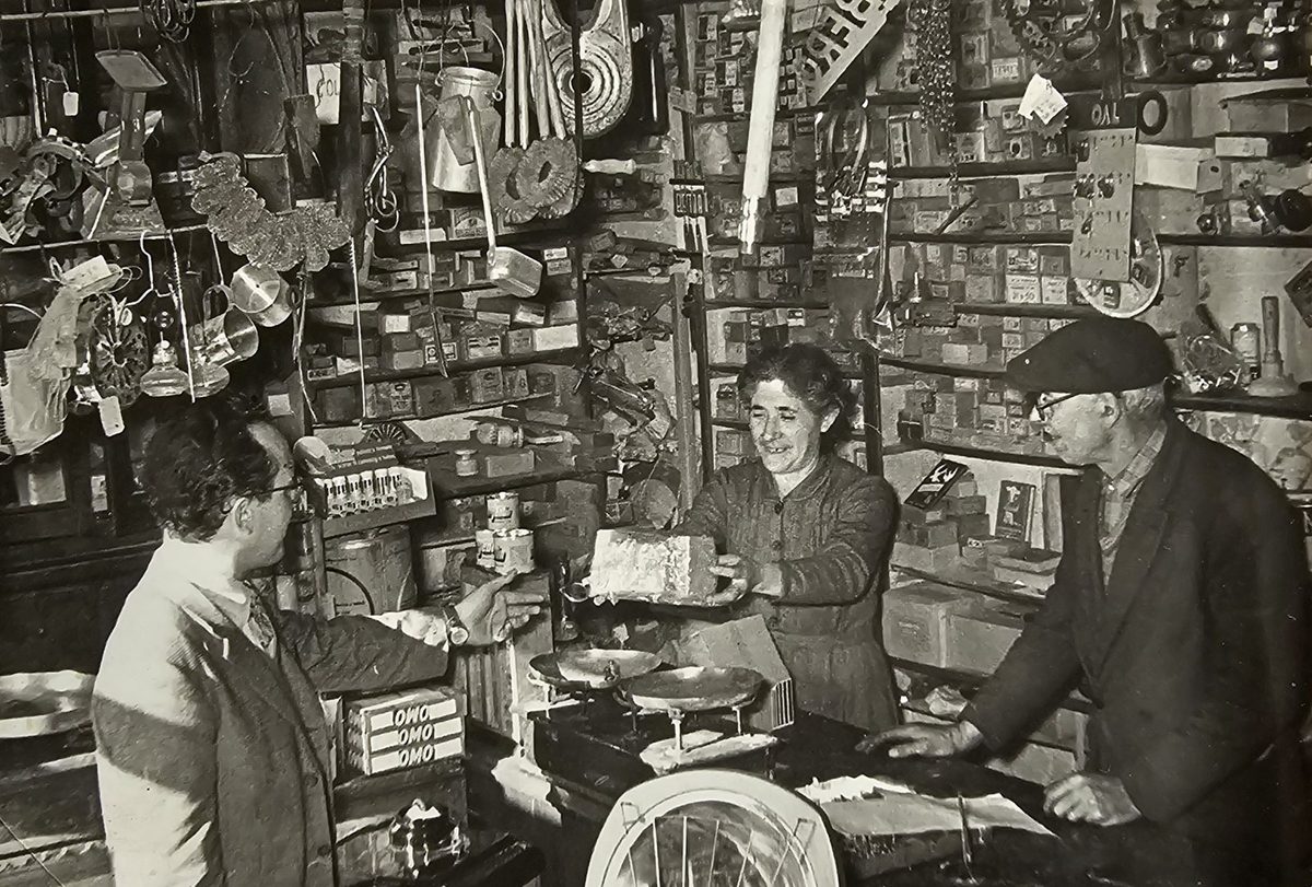 Foto storica: la famiglia Bertoni dietro il banco della ferramenta a Villanterio